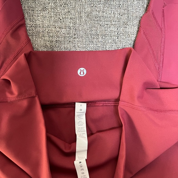 EUC Women’s lululemon Cropped Legging with Scallop Hem - Picture 4 of 4